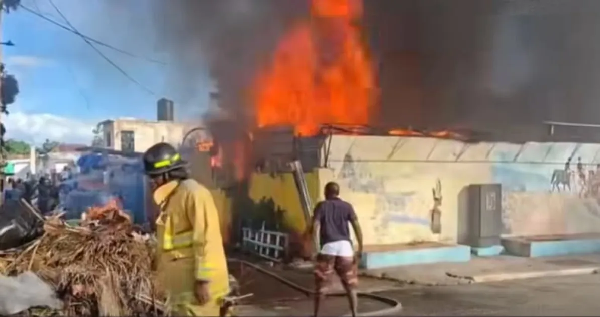【レア】 Fire Fire - Jamaicans Jamaica: Massive fire engulfs Kingston, residents battle flames