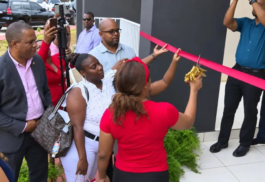 Dominica: 16 families receive keys to new climate-resilient homes in Woodford Hill
